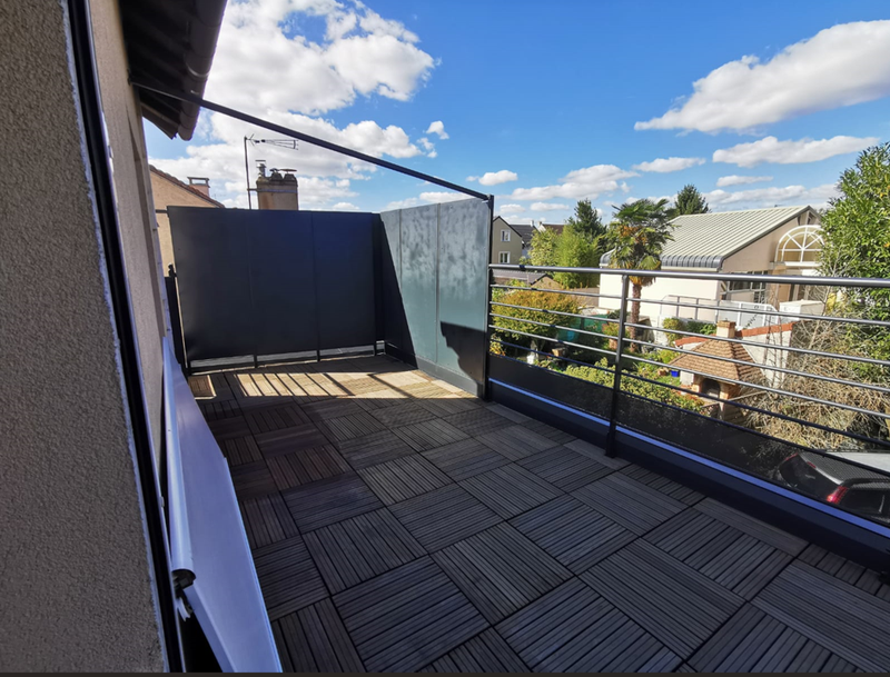 Étude technique d'un garde-corps et d'un brise-vue en acier thermolaqué pour une maison d'habitation.