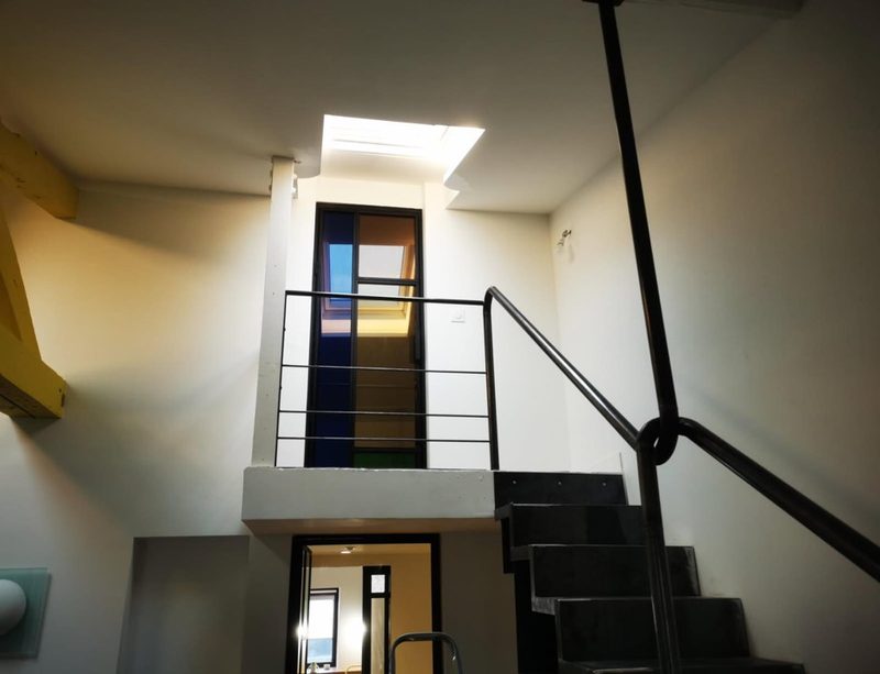 Étude technique d'un escalier et d'un garde-corps en acier thermolaqué.